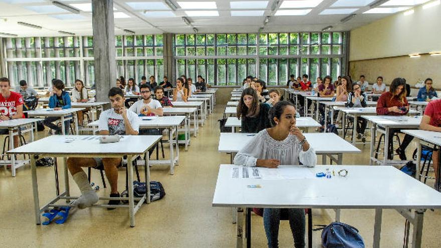 Alumnos durante el último examen de la PAU celebrado en junio de 2016 en la ULPGC.