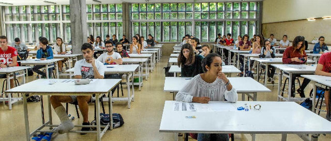 Alumnos durante el último examen de la PAU celebrado en junio de 2016 en la ULPGC.