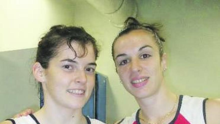 Mireya Delgado y Lucía Paraja, con las camisetas de la selección.