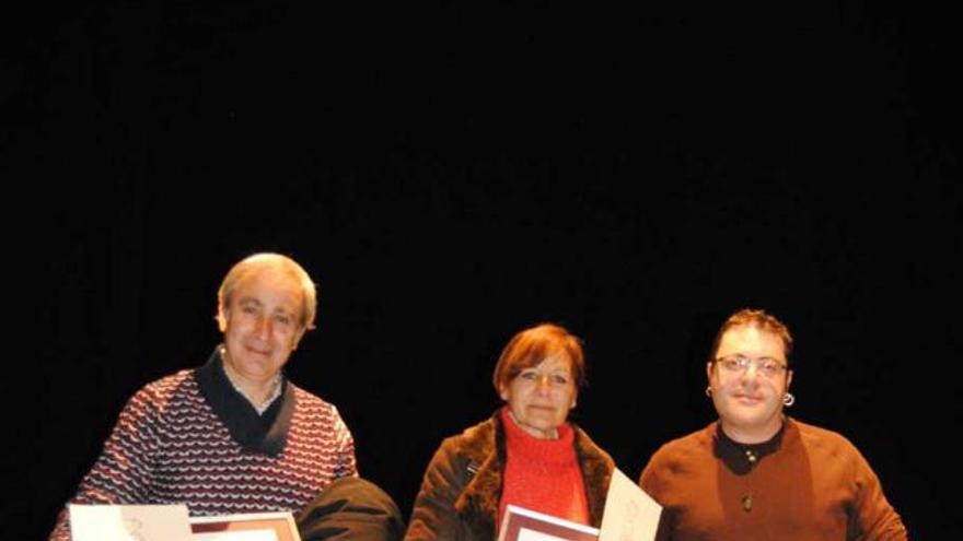 Antón Álvarez-Sevilla, Blanca Rodríguez y Roberto Naveiras, ayer con sus galardones.