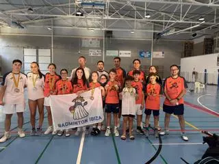 El bádminton de Ibiza cierra la temporada regular con una lluvia de medallas en Palma