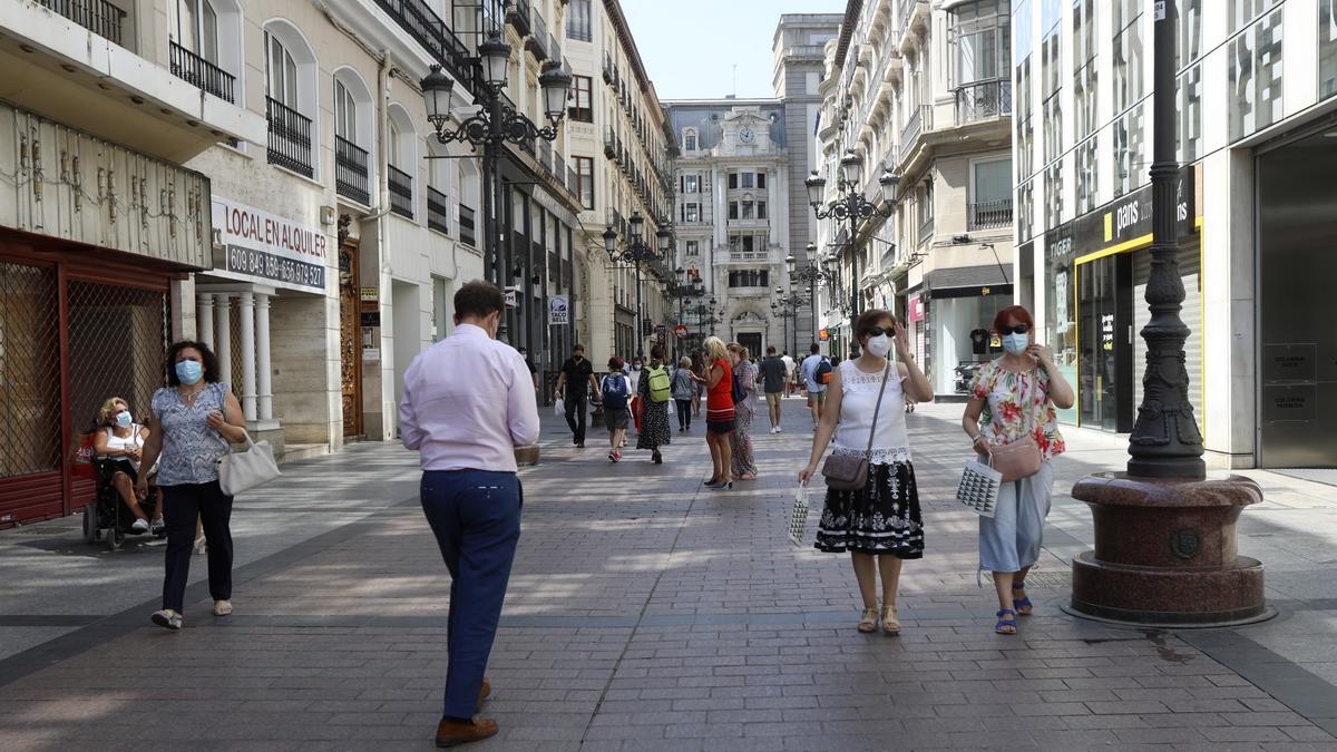 Varias personas pasean por el centro de Zaragoza, este verano.
