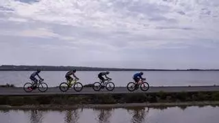 Manuel de la Torre y Marina Casals se imponen en un XII Triatló Illa de Formentera marcado por la meteorología