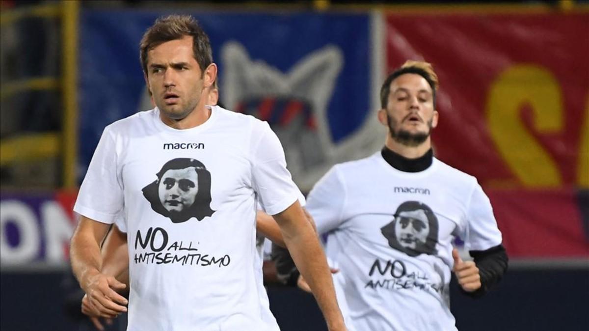Los jugadores de la Lazio, con camisetas de Ana Frank
