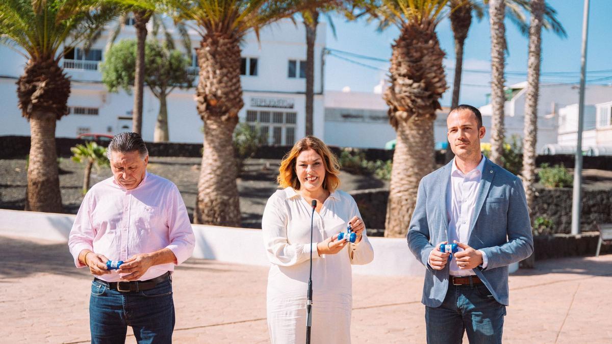 Roberto Herbón, Astrid Pérez y Jordi López presentan la campaña para limpiar Arrecife de los excrementos de perros.