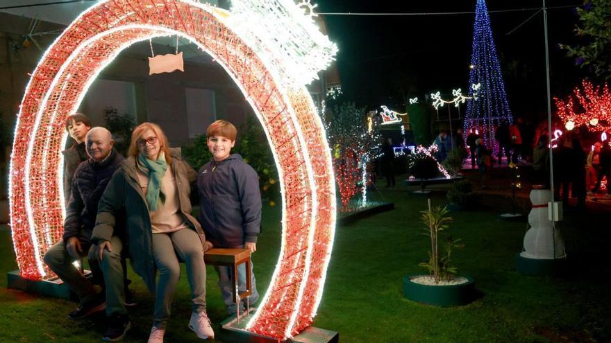 Un cañón de nieve se sumó al encendido navideño en casa de Javier y Maica.