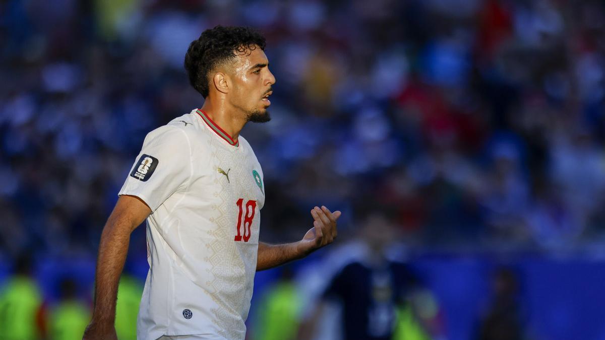 Chadi Riad calienta con la rodilla completamente vendada