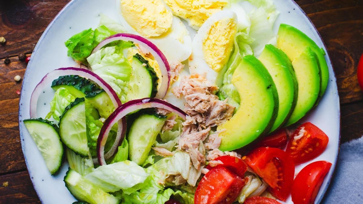 Ingredientes para una ensalada de atún y aguacate.