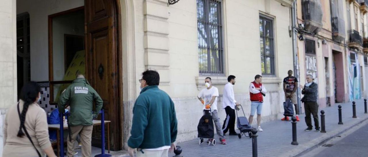 Usuarios aguardan al servicio de recogida de alimentos de Casa Caridad. | LEVANTE-EMV