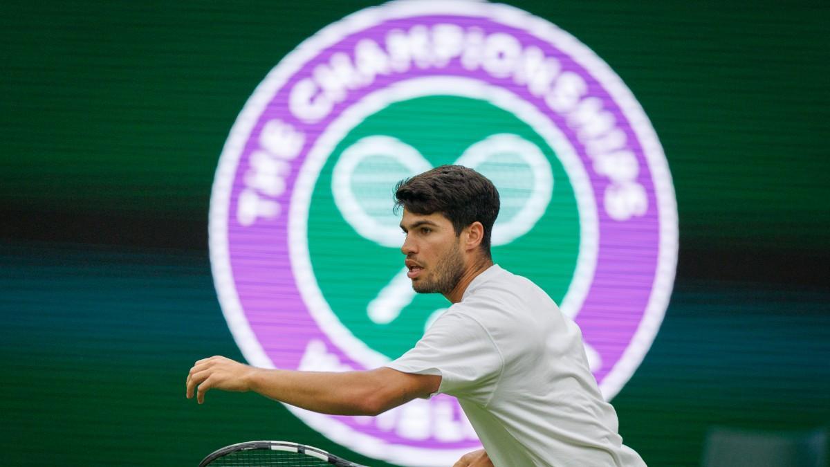 Carlos Alcaraz, entrenando en la Pista Central de Wimbledon
