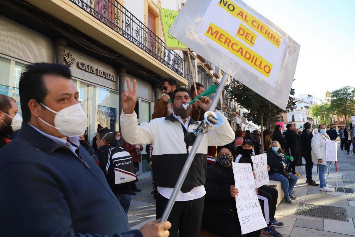 El comercio ambulante protesta ante el Ayuntamiento por el cierre de los mercadillos