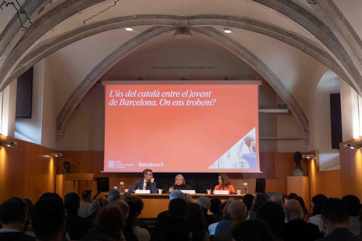 Apertura de la jornada 'L’ús del català entre el jovent de Barcelona On ens trobem?' en el IEC