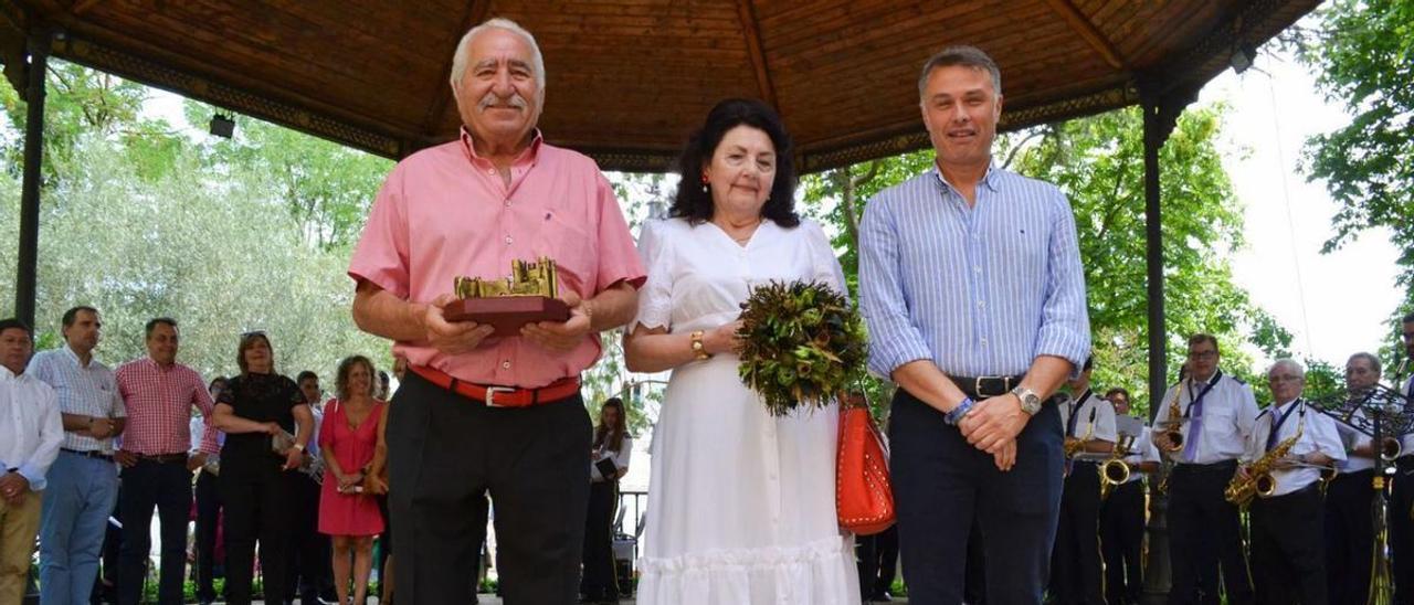 Por la izquierda, Vicente Rodríguez, «Paisano de honor 2022», su mujer, Margarita Morán, y el alcalde Juan Pablo Regadera.