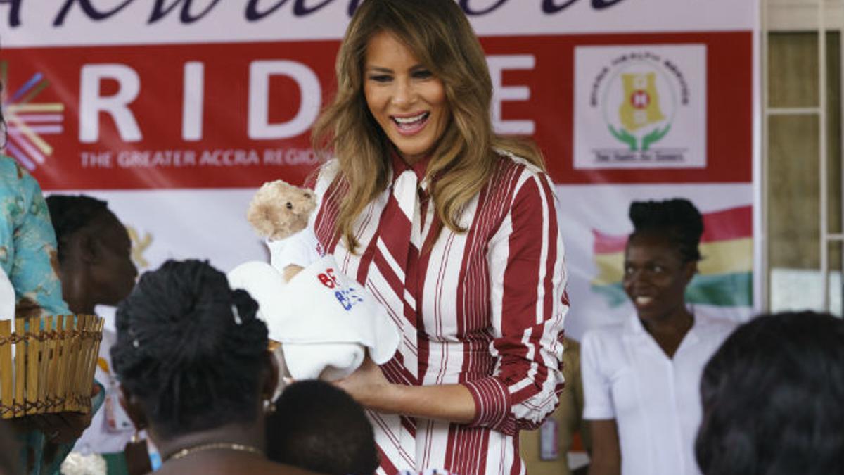 Melania Trump con vestido de rayas rojas y blancas de Celine en Ghana