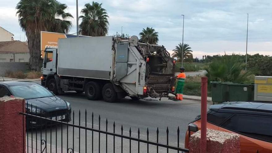 Personal y vehículo adscrito a la contrata de Torrevieja trabajando supuestamente en Catral.  | TONY SEVILLA