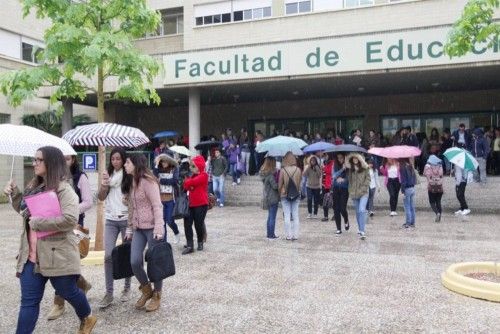 Minuto de silencio en Educación por la muerte de una alumna