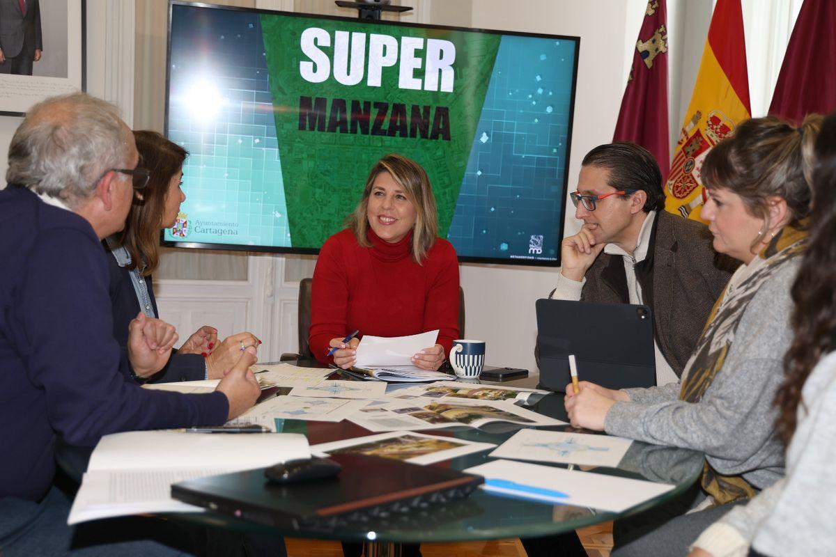 Noelia Arroyo, en el medio, presenta el proyecto de la supermanzana.
