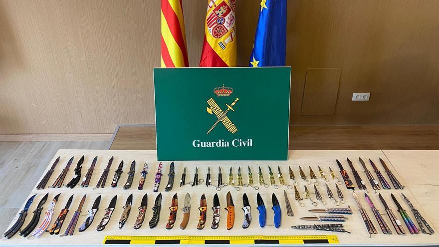 Les armes blanques intervingudes per la Guàrdia Civil en les botigues de records de la Costa Brava.