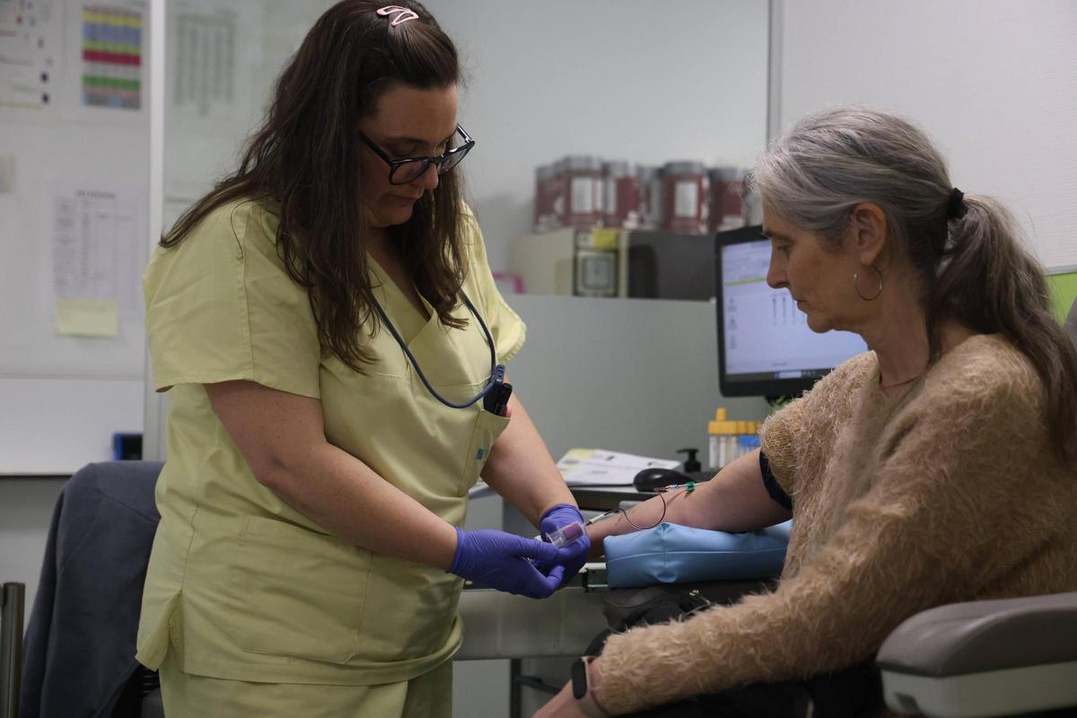 Una toma de muestras para la nueva fase del Proxecto Xenomal Galicia, en el hospital Clínico de Santiago.