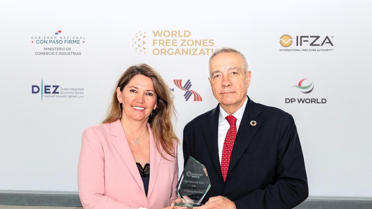 La directora general del CZFB, Blanca Sorigué, y el presidente ejecutivo del Consorci de la Zona Franca de Barcelona (CZFB), Pere Navarro, reciben el prestigioso galardón otorgado por Real Asset Media