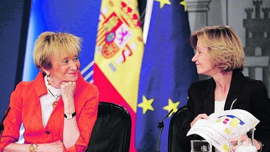 Las vicepresidentas María Teresa Fernández de la Vega y Elena Salgado, en su comparecencia, ayer, tras el Consejo de Ministros.