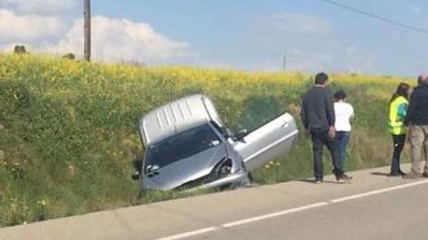 Un cotxe surt de via a la N-II a Pontós i bolca