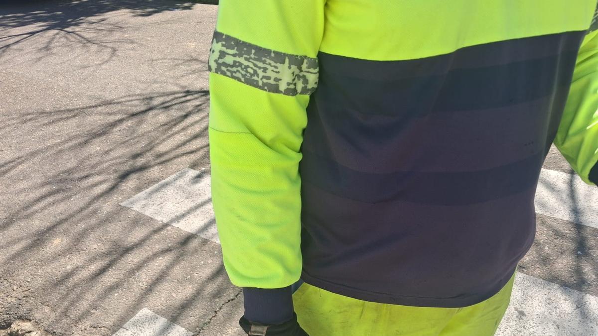 Banda reflectante de un polar de seguridad, en avanzado estado de descomposición.
