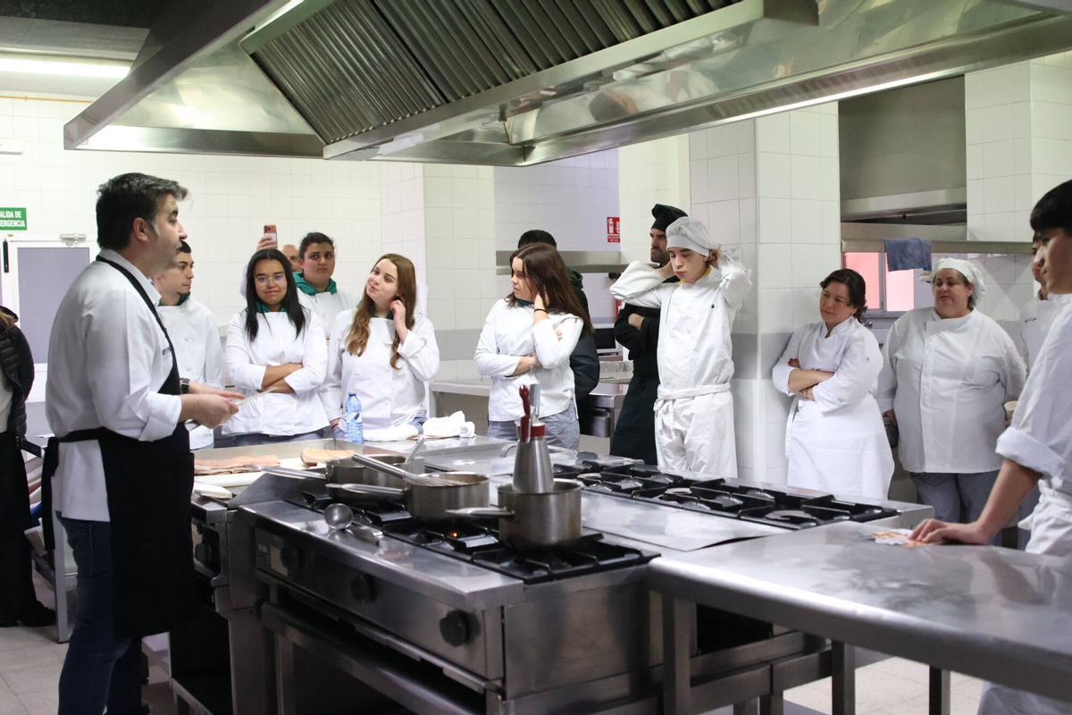 GALERÍA | Los secretos del torrezno de Soria, en la Escuela de Hostelería de Zamora