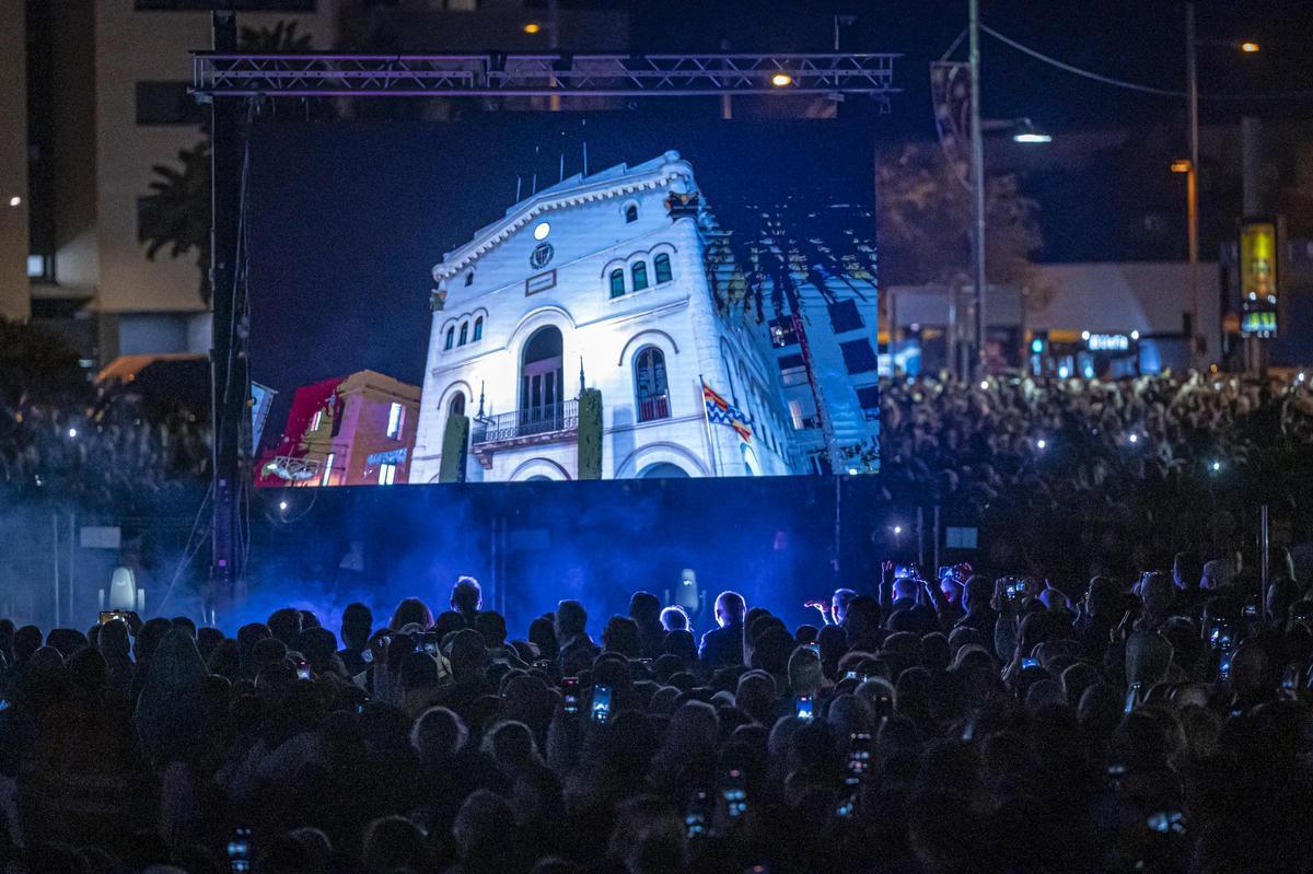 El superárbol de Navidad de Badalona. Badalona ha encendido ya las más de 82.000 luces píxel que componen su tan mediático ‘superárbol’ de Navidad.