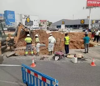 El reventón de otra tubería de agua fecal urge la construcción del tanque de almacenamiento en Orihuela Costa