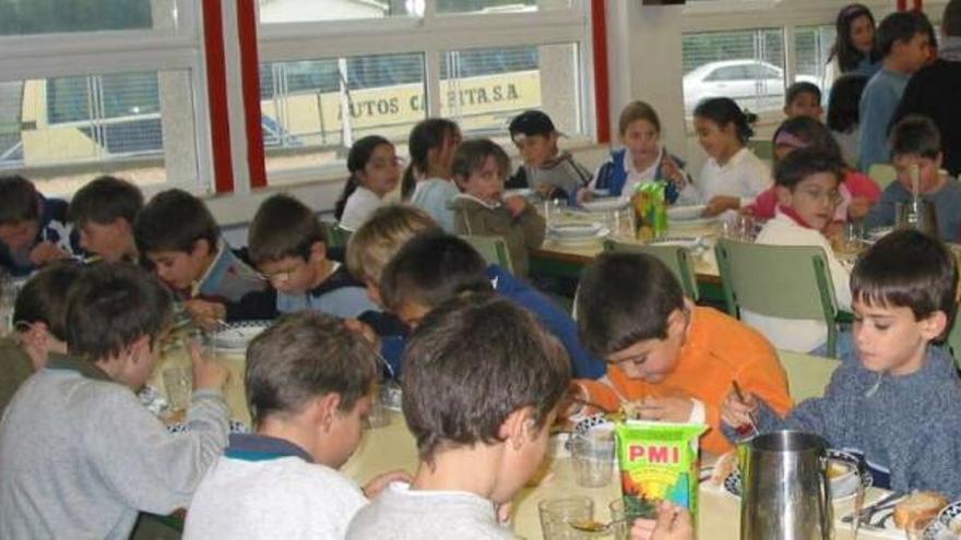 Niños en el comedor del colegio A Rabadeira. / la opinión