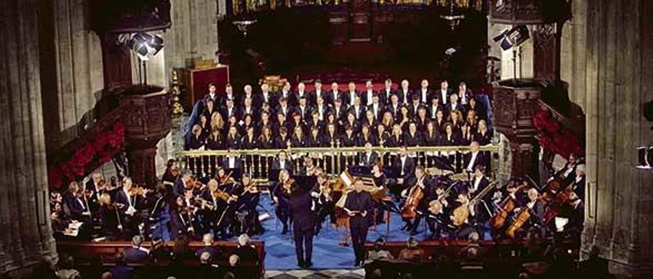 La OSPA, durante la interpretación del &quot;Mesías&quot; el 20 de diciembre de 2013 en la Catedral de Oviedo, por la que Zapico dejó el Conservatorio Superior de Música Eduardo Martínez Torner.