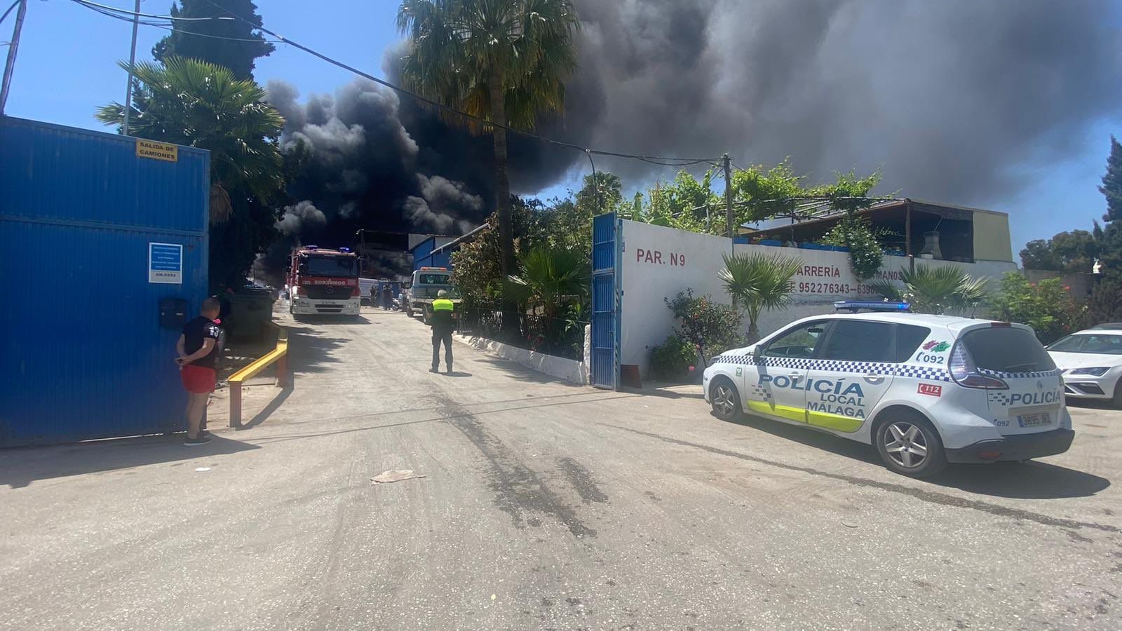 Imágenes del incendio de un desguace en Los Asperones