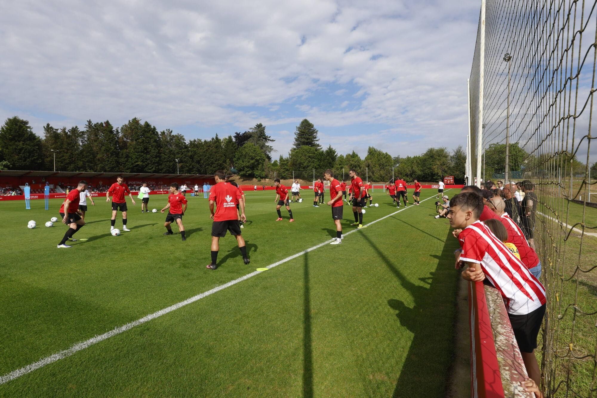 EN IMÁGENES: Segundo entrenamiento del Sporting, con público en Mareo