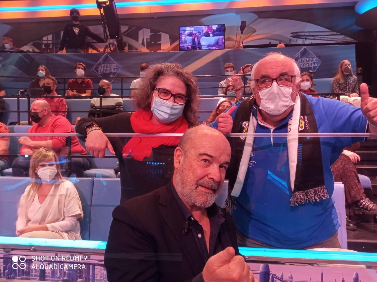 En la televisión, con al bufanda del CAR y junto a Antonio Resines, gran apasionado del rugby.