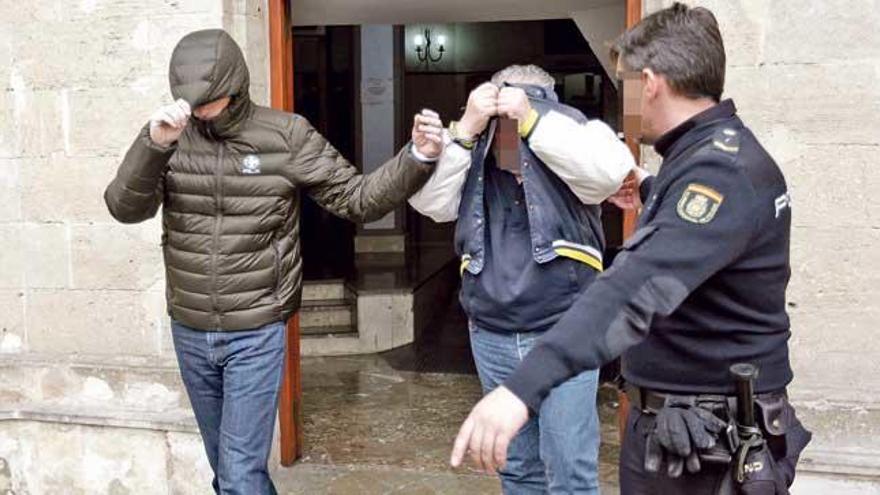 La Policía traslada a dos detenidos a las puertas del patio del juzgado de Vía Alemania.