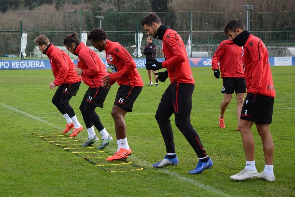 El preparador deportivista, Natxo González, ha facilitado la convocatoria del equipo coruñés tras el entrenamiento de esta mañana.