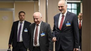 El embajador sirio ante la ONU, Bashar al Yafari (derecha) y miembros de su delegación llegan para asistir a una nueva reunión dentro de las negociaciones de paz para Siria en la sede europea de la ONU, en Ginebra, el 14 de diciembre.