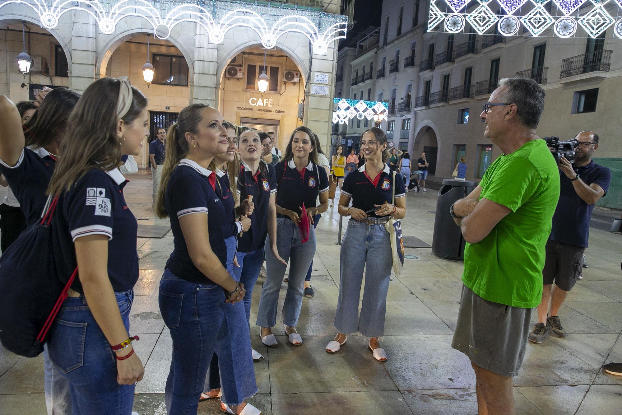 Espadero deposita en la plaza del Ayuntamiento los elementos más voluminosos de la Hoguera Oficial