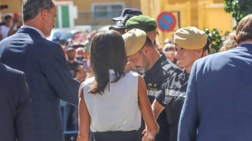 Imágenes y anécdotas de la visita de los Reyes ayer a Orihuela y a la pedanía de Molins donde se observa las innumerables muestras de cariño que recibieron, y que también dieron, al millar de personas que se acercaron a recibirlos en la primera visita que hacen a la provincia desde la proclamación de Felipe VI.