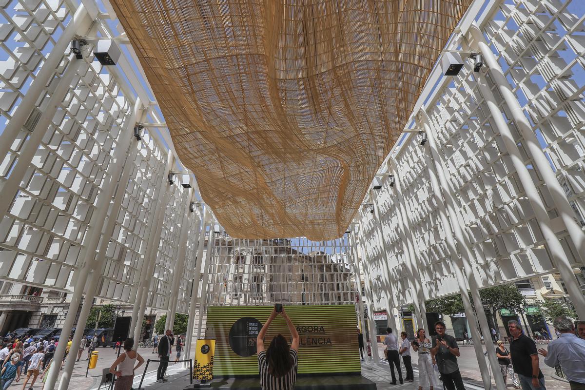 El Ágora de la València Capital Mundial del Diseño 2022 en la plaza del Ayuntamiento.
