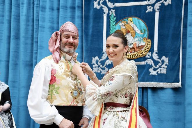 Carlos Galiana recibe el "bunyol de brillants"