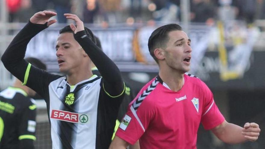 El centrocampista Hugo Rodríguez se lamenta de una ocasión durante el encuentro ante el Marbella en el Cartagonova.