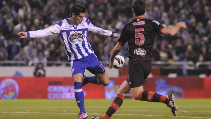 Riki, antes de golpear el balón en el primer gol del Deportivo. // Carlos Pardellas