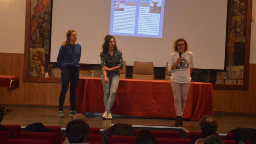 Una representante del Club Montañero (derecha) presentando a las dos protagonistas de la noche, Ruth Fornós (en el centro) y Julia Casanovas (izquierda). | E. P.