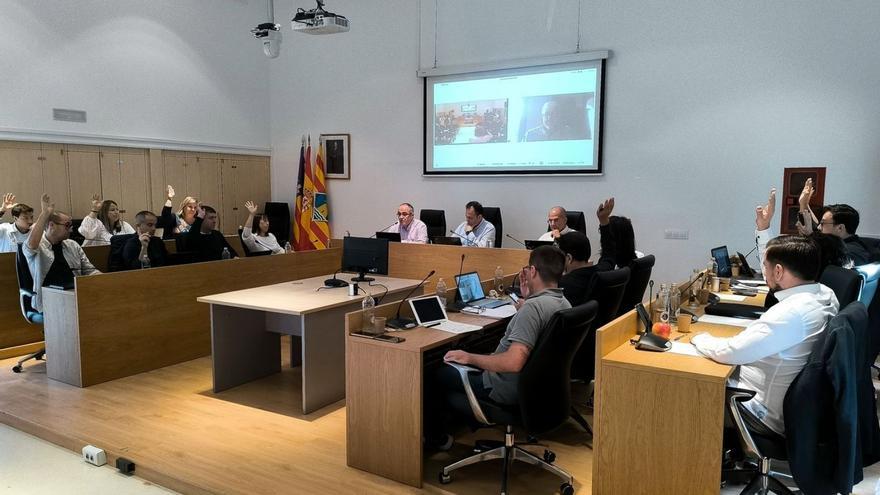Momento en el que el pleno al completo, excepto Llorenç Córdoba, vota en contra de celebrar el pleno