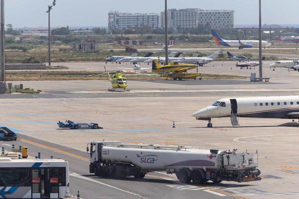 Aviones en la plataforma del aeropuerto de Ibiza.