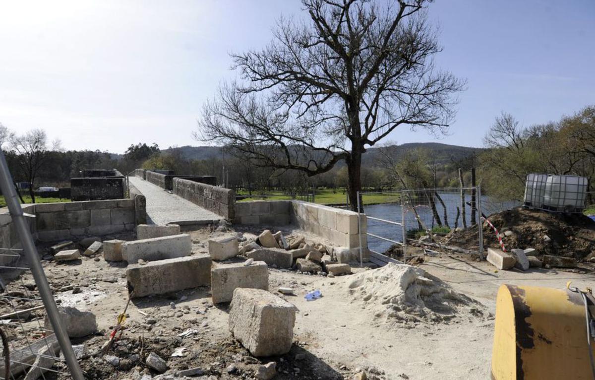 Aguardando por el fin de las obras en el puente medieval | BERNABÉ/JAVIER LALÍN