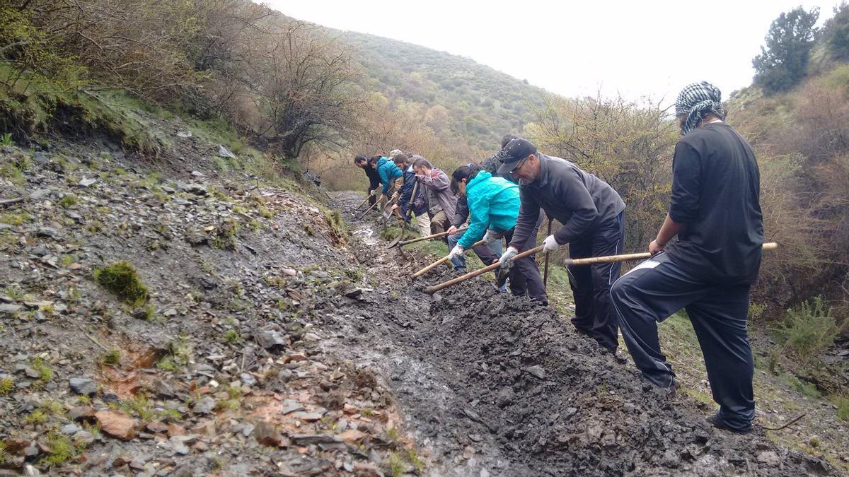 el Laboratorio de Arqueología Biocultural ha rescatado ya un centenar de kilómetros de acequias medievales en coordinación con comunidades de regantes de Granada y Almería