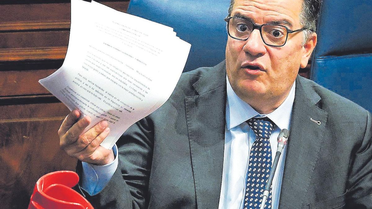 Poli Suárez, consejeros de Educación, este miércoles, en un instante de una de sus intervenciones desde el escaño.